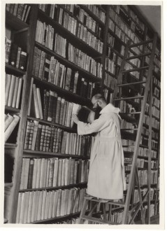 Klasztor oo. Kamedułów na Bielanach - biblioteka, fot. A.F. Światowid, 1934 r., ze zbiorów Muzeum Historycznego m. Krakowa