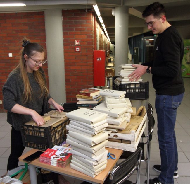 Studenci pakują książki, fot. Piotr Kędzierski
