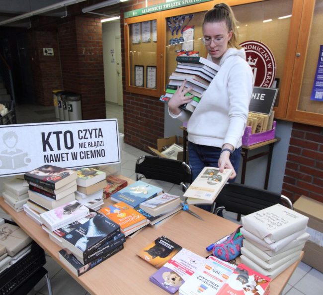 Studenci pakują książki, fot. Piotr Kędzierski